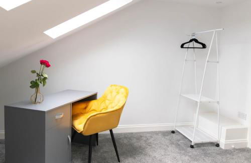 Open Mind Property - 6 Luxury Bedrooms with Free Parking - Photo 24