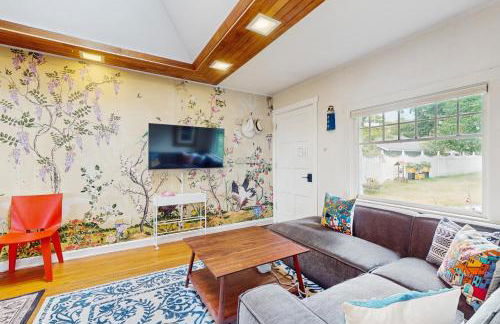 Whimsical Getaway - Photo 4