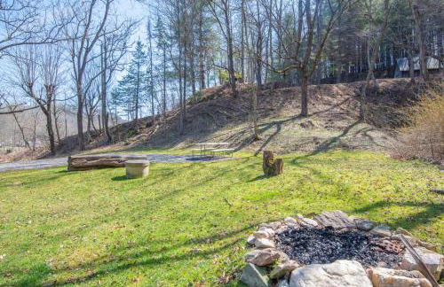 New River Views & Access - Hot Tub, Gazebo, Fire Pit, Next to Riverside Canoeing! - Foto 10