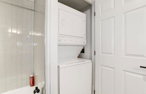 2BR Urban Oasis DC Access with Lux Comforts - Foto 60