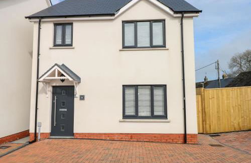 LunaRoxx, 6 Meadow Gardens, Kilgetty - Photo 1