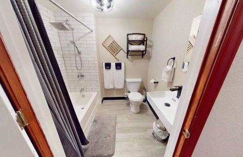 Train Themed Hobo Hideaway Near City Square - Foto 8