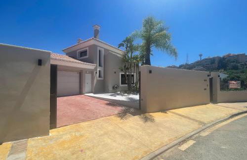 ULTIMATE LUXURY DREAM VILLA with 7 BEDROOMS, GYM, SPA and INFINITY POOL - Photo 68