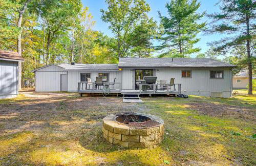 2 Blocks to Boat Ramp Higgins Lake House with Grill - Foto 23