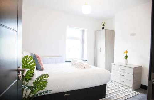 Stylish Home, hosted by ESONGRACE Stays, Stoke-on-Trent - Perfect for Families - Contractors - Holiday makers - Emergency Housing - Professionals, Relocators - Foto 7