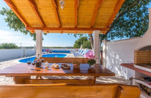 The Grandfather's courtyard villa with heated pool - Foto 12