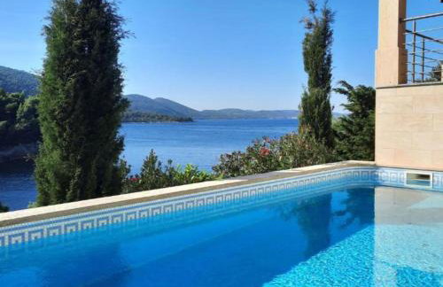 Beachfront Luxury Villa with Private Pool and Stunning Sea Views - Photo 11