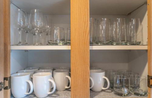 Spacious & Serene 6-Br Family Retreat in Kirkland - Photo 28