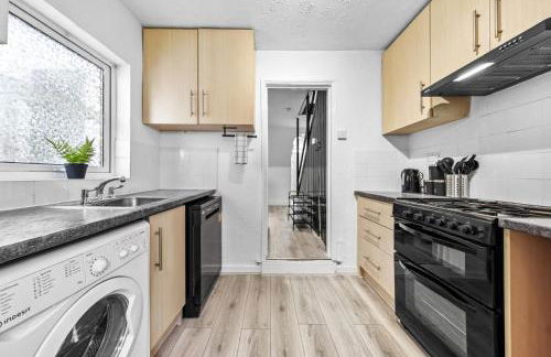 3 Beds Home walking distance from Shirley High Street - sleep 7 - Free Parking - Pool Table - 50" TV - Foto 13