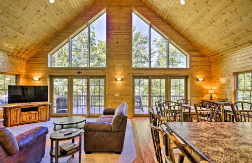Lakefront Wisconsin Cabin with Boat Dock! - Foto 1