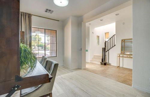 Relax Poolside! Home 6 Mi to Camelback Ranch - Foto 19