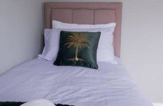 Spacious Cosy 3-Bedroom Home - Photo 6