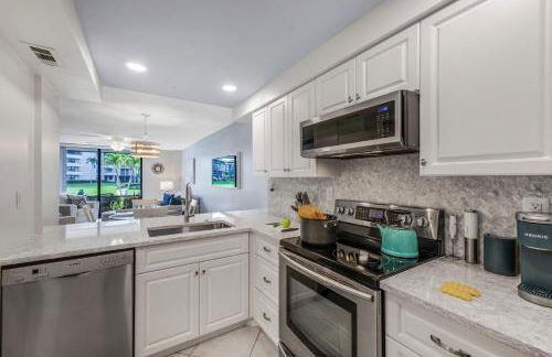 Walkout condo with beach access, pool and pickleball - Foto 11