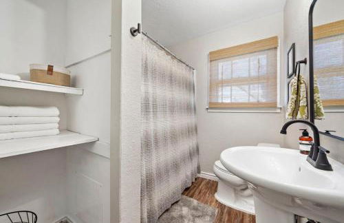 3 bedroom 1 bath WiFi Large back yard with BBQ pit - Foto 19