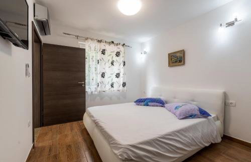 Beautiful villa Eden with pool and jacuzzi immersed in the vegetation - Foto 13