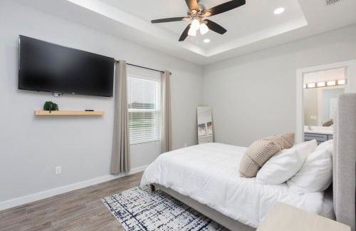 La Querencia on Zinnia w Fast Wifi & Workspace - Photo 15