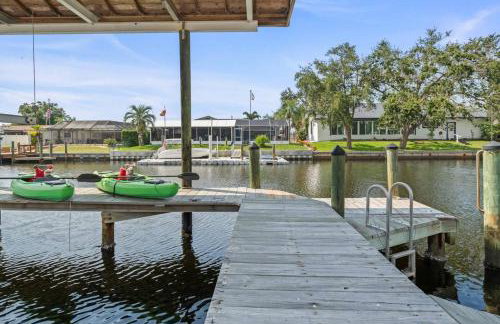 Pirates Den a 4BR Pet-Friendly Waterfront Oasis with Pool, Dock, Personal Water Boats, Fire Pit, Game Room and Bar - Foto 47