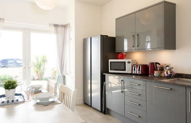 Absolute Beachfront With Decked Garden Oasis and Views - Foto 13