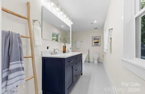 Modern 4 Bed in Quail Hollow - Foto 6
