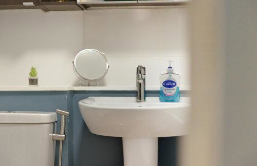 Steps from Train Station - Modern 2-Bedroom with Balcony & Cambridge Amenities, Family Friendly - Foto 6