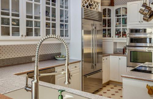 Hot Tub and Whale Watching! Scenic Sitka Escape - Foto 13