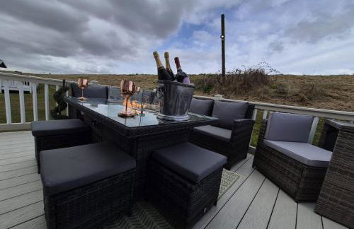 The Blue Lagoon 2 bedroom lodge with hot tub - Foto 44