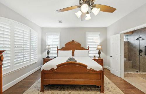 Lewisville Luxe Pool Getaway - Patio BBQ TV Room - Foto 26