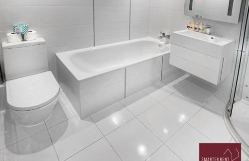 Farnham - 2 Bed House - Parking - Photo 9