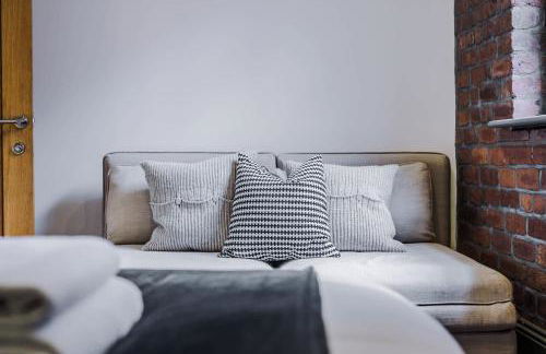 Industrial 2BR Apt, Liverpool City Centre Sleeps 8 - Foto 6