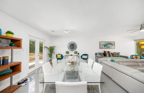 UF SUNSHINE HOUSE - Patio & BBQ - Chef Kitchen - EV Car Station - Upscale Neighborhood! - Foto 13