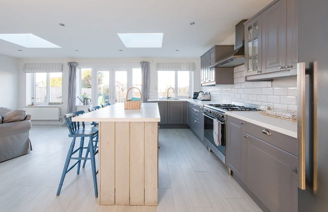 4BR Beach House Sleeps 10 - 5 Mins Walk to the Sea - Foto 69