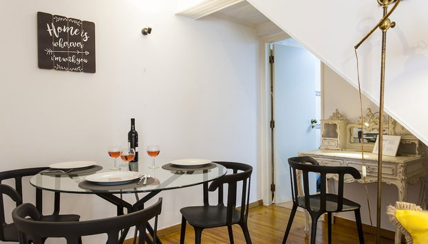 JOIVY Stylish 1-bed flat w/ city views in Alfama - Foto 5, Servicio de comidas en la habitación