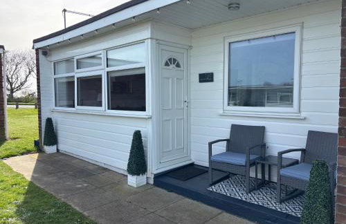 169 - Two bed Chalet on Sunbeach Holiday Park - Sleeps 5, pet friendly, FREE pool and entertainment passes included - plus WiFi, bed linen and towels included 300m from the beach! - Foto 24