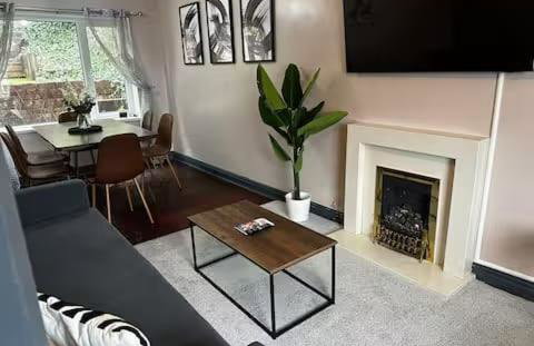 Luxurious Three-Bedroom Family Home with Free Parking - Foto 17