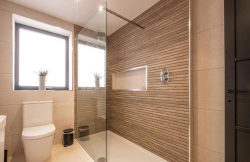 Luxury 4BDR House By Torr Property Group Short Lets & Serviced Accommodation With Free Gated Secure Parking & Private Patio Garden Liverpool - Foto 57