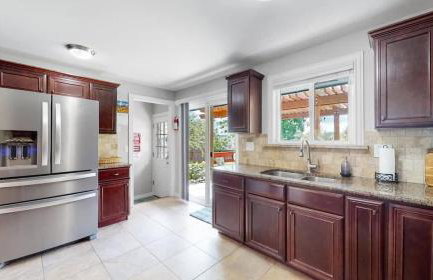Charming four bedroom home with large yard and plenty of room for family - Foto 5