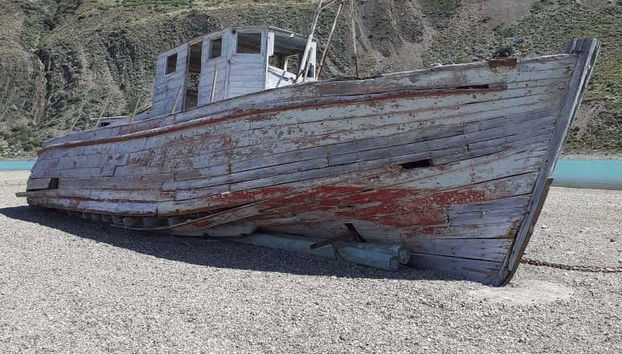 Barca abbandonata sulla spiaggia