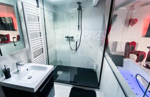 SECRET SUITE "Mr Grey" - Jacuzzi privatif - Gare RER C - Proche Paris - Foto 13
