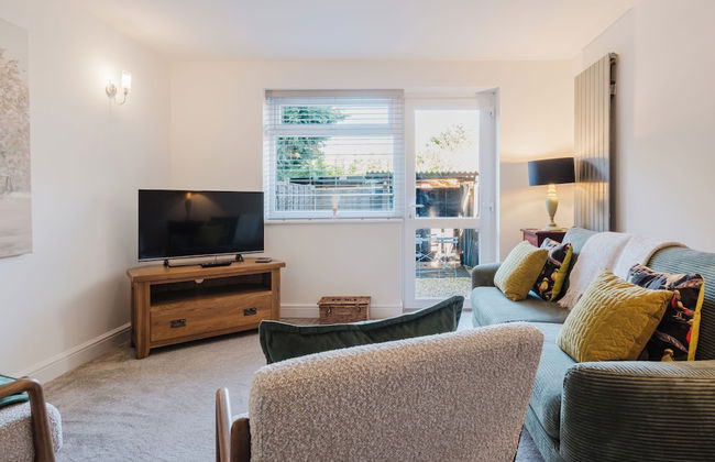 Corner House - Bright 2BD in Cheltenham - Photo 43