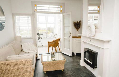 Sea View Beachfront House - Photo 32