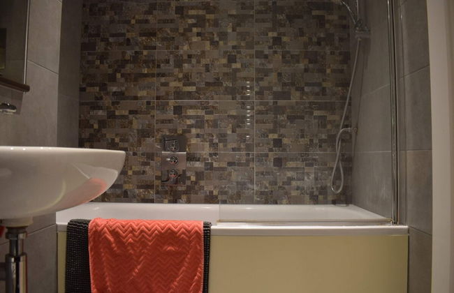 Bright 1 Bedroom Flat in North London With Balcony - Photo 8