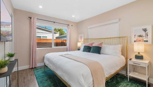 Classic Beach Bungalow - Parking, Private Patio & Pet Friendly! - Foto 2