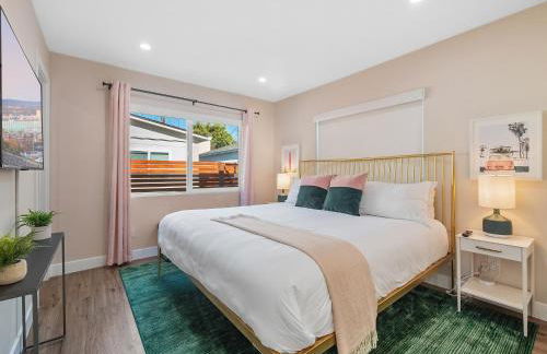 Classic Beach Bungalow - Parking, Private Patio & Pet Friendly! - Foto 2