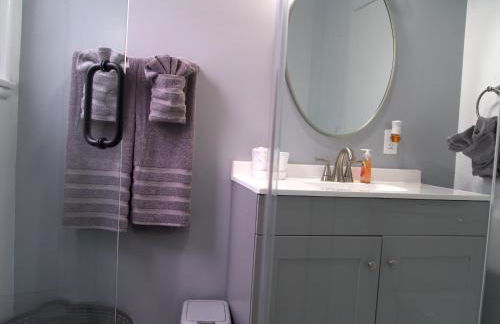 Cozy 3BR Home With Pool, Yard, Garage, and 80 inch TV! - Foto 37