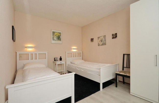 Spacious Holiday Home Near Forest - Photo 2