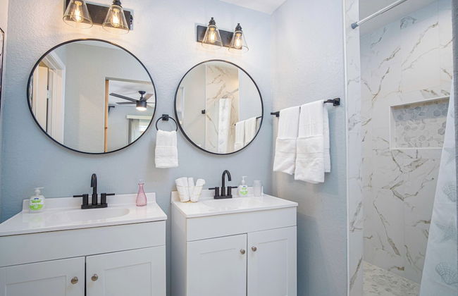 Spacious Delightful 4 BR/ 3 BA Close to Downtown - Foto 26