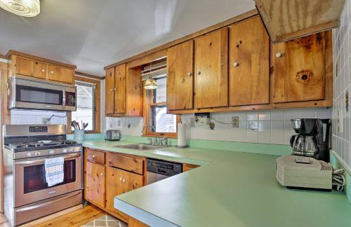 Oceanfront Cape Cod Home with Porch, Yard and Grill! - Foto 8