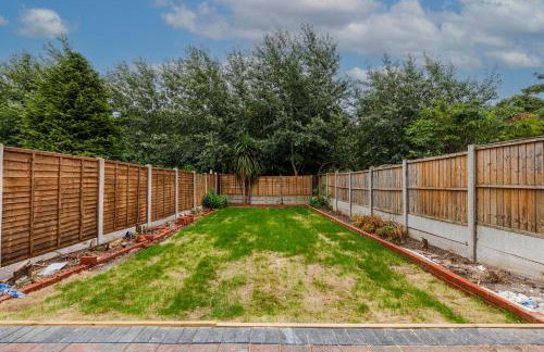 Walsall - 4 Bedroom House, Wi-Fi, Garden , Sleeps 8 - JRR Stays - Foto 5