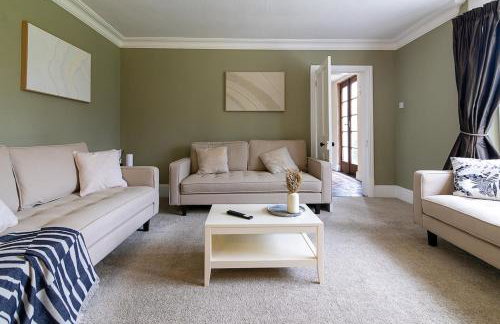 8 Bedroom House in Barwell Sleeps 15 with Parking - Foto 33