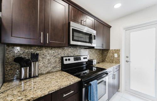 Serene Waterfront 2BR 2BA with Intracoastal Views, Pool, Balcony, Parking - Foto 44